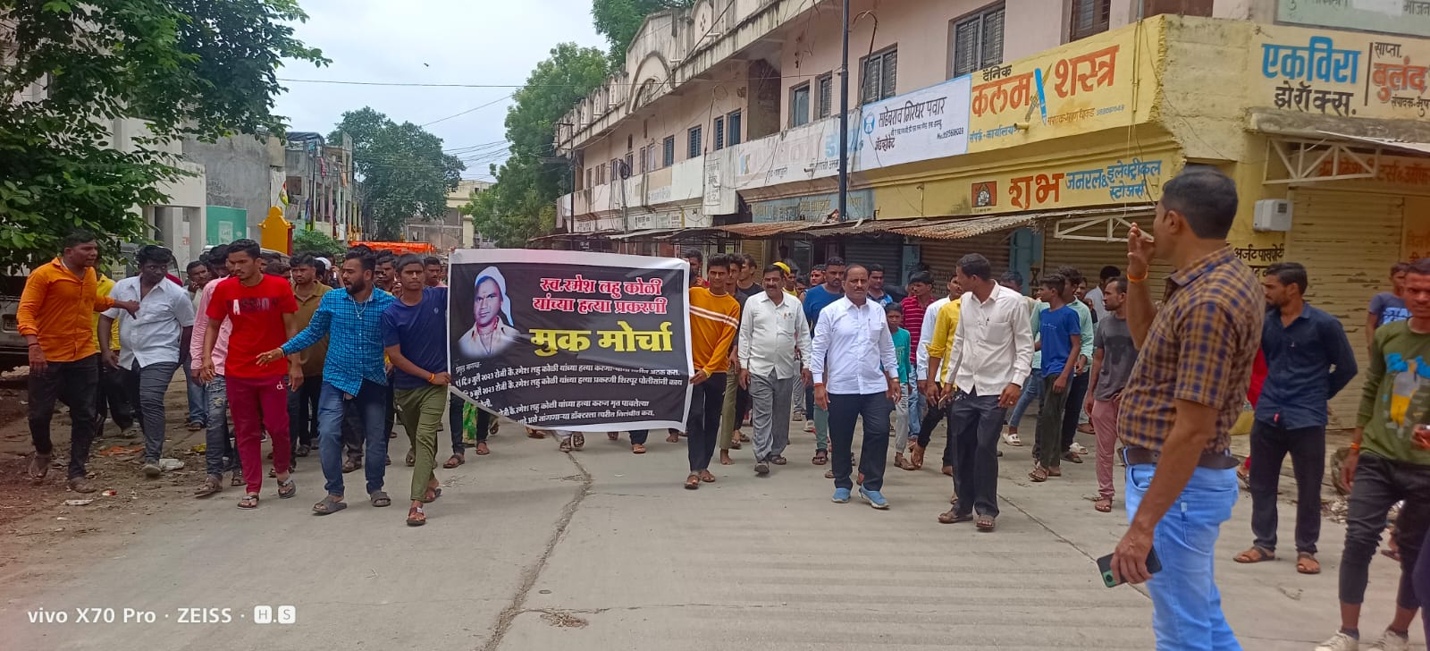 आदिवासी टोकरे कोळी जमातीचे रमेश लहु कोळी (आबा भगत) यांच्या संशयास्पद मृत्यू ची चौकशी करून दोषींवर कठोर कारवाई करावी यासाठी आदिवासी वाल्मीकलव्य सेनेचे प्रमुख शानाभाऊ सोनवणे यांच्या नेतृत्वाखाली टोकरे कोळी जमातीचा शिरपुर शहर पोलिस स्टेशनवर मोर्चा