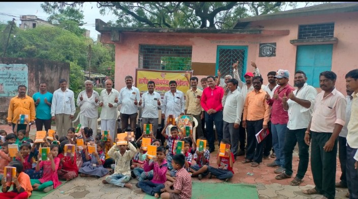 मनवेल परीसरातील जि.प.प्राथमिक शाळेतील विद्यार्थ्यांना शैक्षणिक साहित्य वाटप