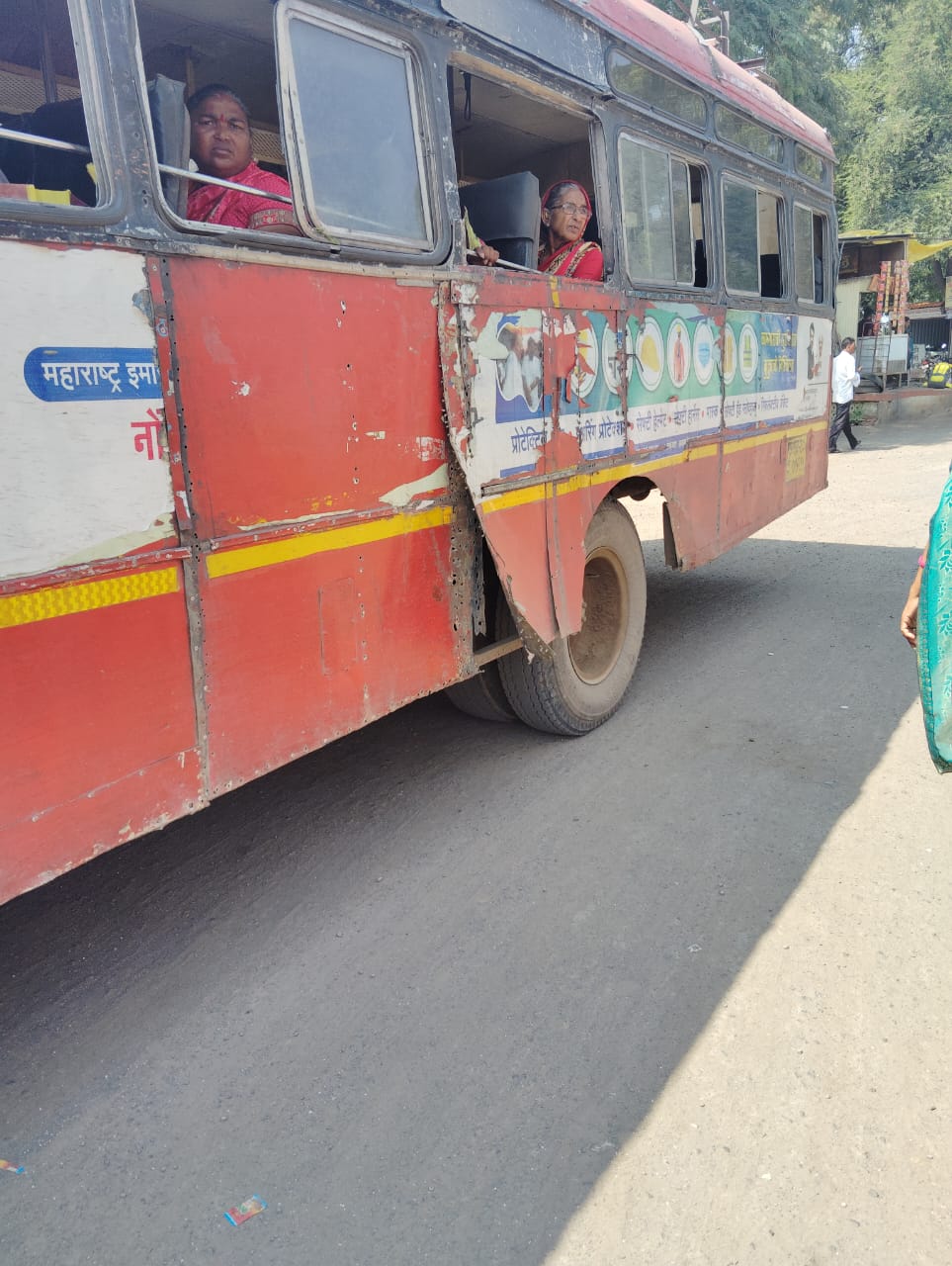 शिंदखेडा आगार वाहणांकडे लक्ष द्या एसटीच्या तुटलेल्या पत्र्यांमुळे अपघाताला आमंत्रण .