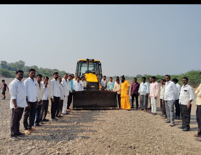 पाडव्याच्या मुहूर्तावर पाण्यासाठी चिमठाणे येथील गावकऱ्यांनी नांगरली नदी …..