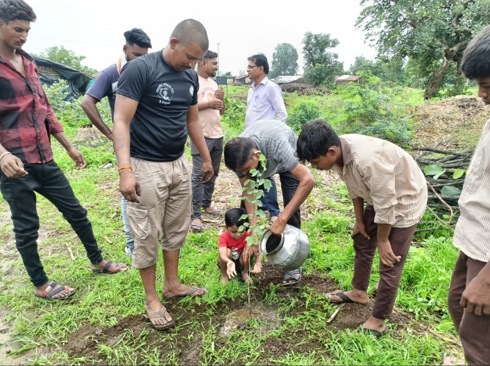 शासकीय आश्रम शाळेच्या रिक्त जागेवर वृक्षलागवड कार्यक्रम करताना शाळेचे विद्यार्थी व शिक्षक  ग्रामस्थ