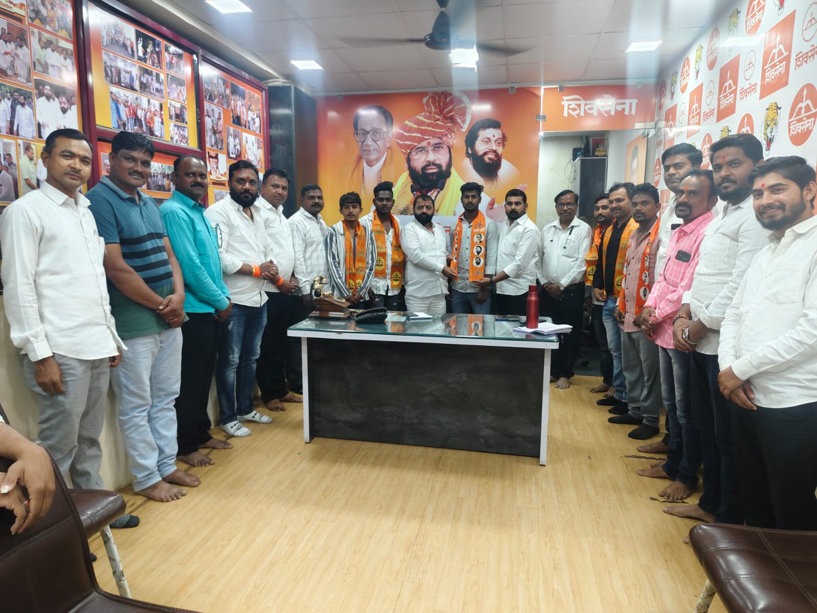 दोंडाईचात शेकडो कार्यकर्त्यांचा शिवसेनेत प्रवेश